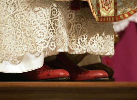 Scarpe rosse e abiti di altri tempi. Il guardaroba da “museo” di 